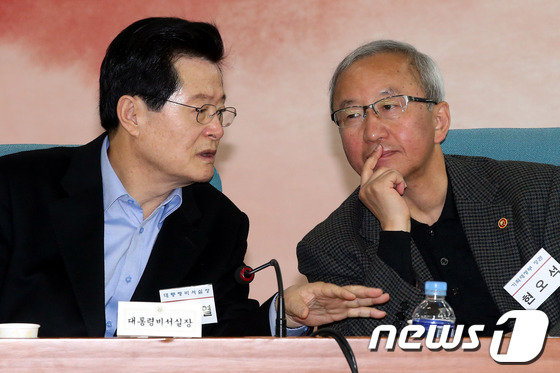 (과천=뉴스1) 이광호 기자 = 허태열 대통령비서실장(왼쪽)과 현오석 경제부총리 겸 기획재정부장관이 30일 오후 원만한 국정 운영 방안 등을 논의하기 위해 과천 중앙공무원교육원에서 …