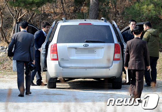 (원주=뉴스1) 박정호 기자 = 경찰이 31일 오후 사회 지도층 인사들에게 성 접대를 했다는 의혹이 제기된 건설업자 윤모(51)씨의 강원도 원주 별장에서 압수수색을 벌이고 있다. …