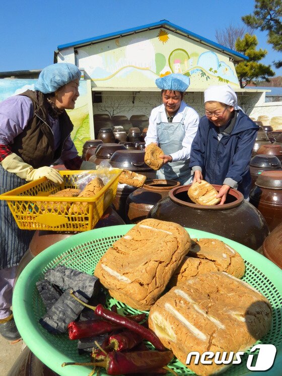 본문 이미지 - 경북 포항시 남구에 있는 사회복지법인 성모자애원 메주마을이 국산 콩으로 만든 매주로 전통 장 담그기 체험 행사를 가졌다. 메주마을은 6.25전쟁 직후부터 지금까지 매주를 만들고 있으며, 판매 수익금은 성모자애원 등 사회복지시설의 운영비로 사용된다. 2013.3.5/뉴스1 © News1 최창호 기자