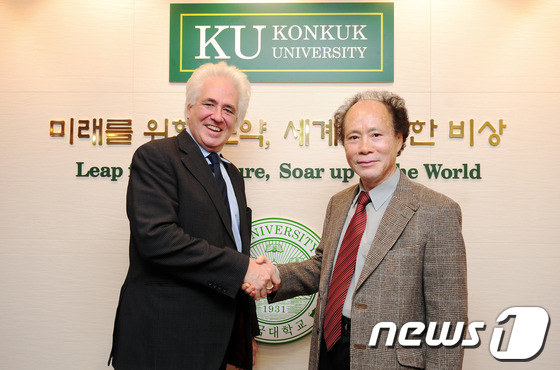 (서울=뉴스1) 김보영  = 신의 입자로 불리는 힉스(Higgs) 입자의 실체를 확인해 세계적 관심을 모았던 유럽입자물리연구소(CERN)가 건국대 조용민 석학교수의 우주 입자 이론 …