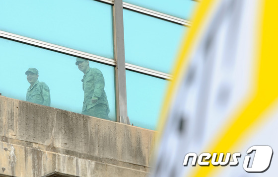 (서울=뉴스1) 박정호 기자 = 평화와 통일을 여는 사람들(이하 평통사)이 6일 오전 서울 용산미군기지 2번 게이트 앞에서 미군범죄자 즉각 구속과 한ㆍ미 SOFA 개정 촉구 기자회 …