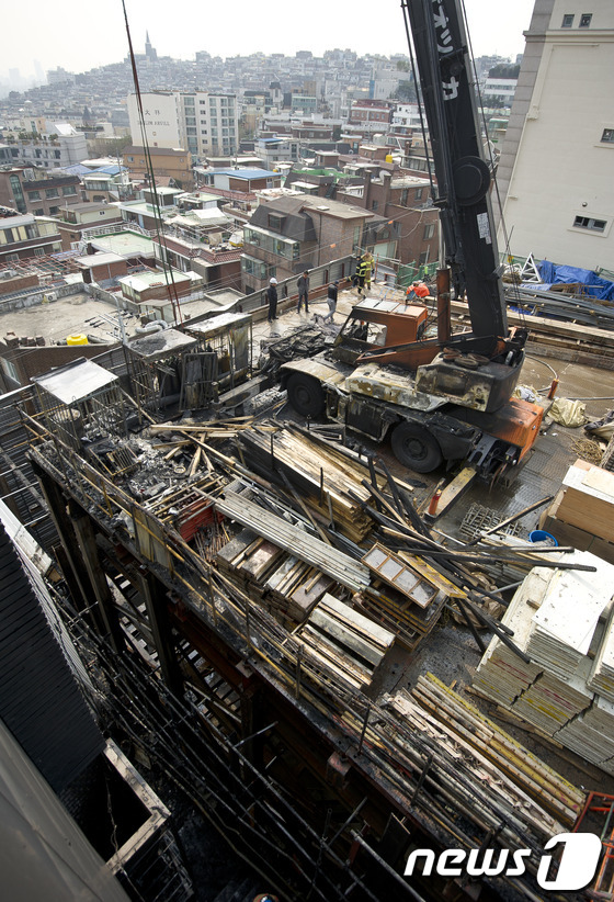 (서울=뉴스1) 이명근 기자 = 6일 오전 10시 38분께 서울 용산 한남동 현대카드 콘서트홀 공사현장에서 화재가 발생해 소방관계자들이 화재를 진압 한 뒤 현장 조사를 하고 있다. …