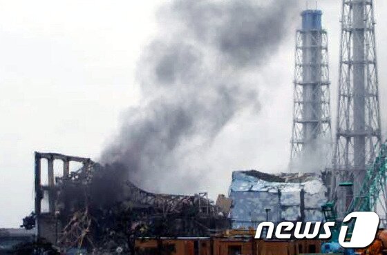 본문 이미지 - 지난 2011년 3월 원전사고 당시 후쿠시마 제 1원전 ⓒAFP=News1
