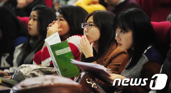 (서울=뉴스1) 김보영  = 8일 오전 서울 광진구 능동로 건국대 법학전문대학원 국제회의실에서 열린 2013학년도 해외대학 교환학생 파견 프로그램 설명회에서 학생들이 자리를 가득 …