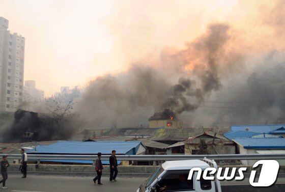 본문 이미지 - 9일 오후 3시38분쯤 경북 포항 북구 용흥중학교 뒷편 산에서 원인을 알 수 없는 산불이 발생해 강한 바람을 타고 시내 전역으로 확산되고 있다. 포항시와 소방당국은 전 공무원 비상동원령을 발령 진화작업에 나섰지만 해가 지면서 진화에 어려움을 겪었다. 산불이 용흥동  한 민가에 옮겨붙어 불타고 있다.2013.3.9/뉴스1 © News1   최창호 기자