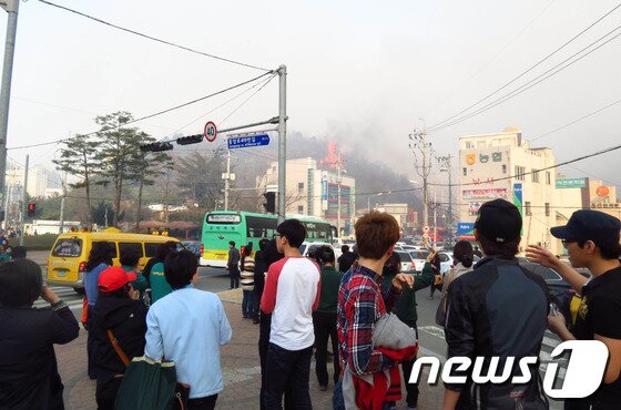 본문 이미지 - 9일 오후 3시38분쯤 경북 포항 북구 용흥중학교 뒷산에서 원인을 알 수 없는 산불이 발생해 시내 전역으로 확산되고 있다. 포항시는 전 공무원 비상동원령을 발령, 진화작업에 나서고 있지만 해가 지면서 진화에 어려움을 겪고 있다. 놀란 시민들이 집밖으로 나와 숨을 돌리고 있다. 2013.3.9/뉴스1 © News1   최창호 기자