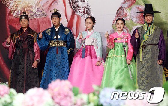 본문 이미지 - 배우 재희, 유아인, 홍수현, 김태희, 이상엽(왼쪽부터)이 1일 오후 경기도 고양시 일산동구 장항동 엠블호텔에서 열린 SBS 드라마 '장옥정, 사랑에 살다' 제작발표회에서 포토타임을 갖고 있다.  © News1   