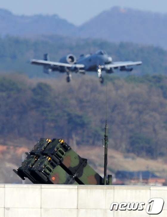 (평택=뉴스1) 한재호 기자 = 북한의 미사일 발사가 임박한 것으로 파악됨에 따라 한미 군 당국이 대북정보 감시태세인 '워치콘'(Watch Condition)을 상향 조정한 10일 …