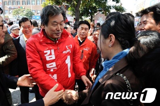 본문 이미지 - 4.24 재보궐선거 공식 선거운동 첫날인 11일 오전 부산 영도 인제병원 앞 사거리에서 새누리당 김무성 후보가 출정식을 가지고 지지자들과 악수를 나누고 있다. © News1 전혜원 기자