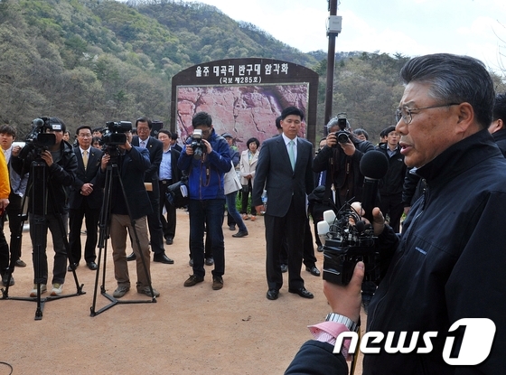 (울산=뉴스1) 노화정 기자 = 11일 울산시 울주군 대곡리 반구대암각화 앞에서 열린 문화재청의 현장 설명회에서 박맹우 울산시장이 문화재청의 입장에 대해 항변하고 있다. 2013. …