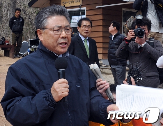 (울산=뉴스1) 노화정 기자 = 11일 울산시 울주군 대곡리 반구대암각화 앞에서 열린 문화재청의 현장 설명회에서 박맹우 울산시장이 문화재청의 입장에 대해 항변하고 있다. 2013. …