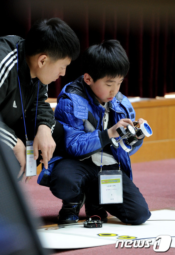 (전주=뉴스1) 김대웅 기자 = '2013 전북 상상나래 과학축전'이 열린 12일 전북도청 4층 대회의실에서 로봇대전에 참석한 학생들이 경기에 들어가기전 최종적으로 로봇을 확인하고 …