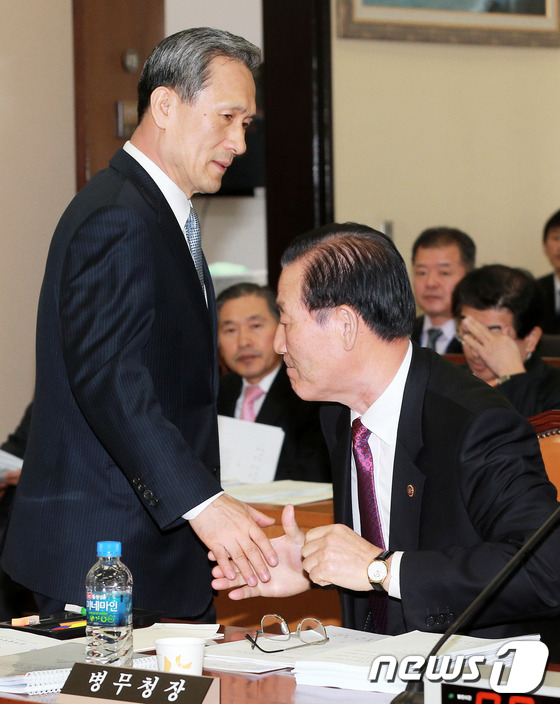 (서울=뉴스1) 오대일 기자 = 김관진 국방부장관이 15일 서울 여의도 국회에서 열린 국방위원회 전체회의에 출석하며 박창명 병무청장과 악수하고 있다. 2013.4.15/뉴스1