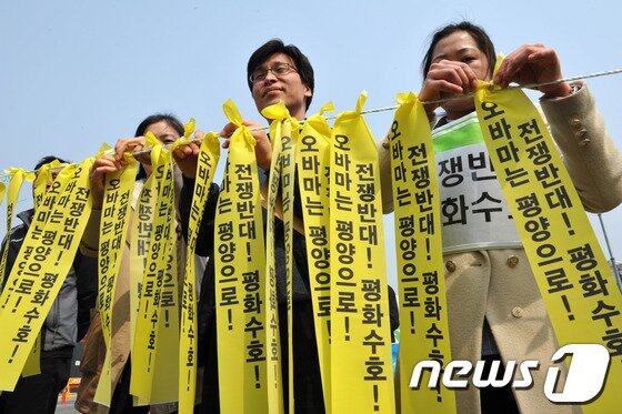 본문 이미지 - 6.15 공동선언실천 남측위원회 광주전남본부 등 광주지역 시민단체회원 20여명이 15일 오후 광주 동구 금남로 옛 전남도청 앞 민주광장에서 한반도 평화 실현을 기원하며 '평화리본달기' 캠페인을 벌이고 있다. 2013.4.15/뉴스1 © News1 정회성 