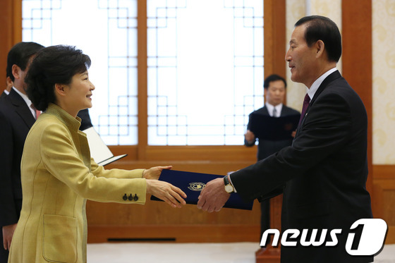 (서울=뉴스1) 오대일 기자 = 박근혜 대통령이 15일 청와대에서 박창명 병무청장에게 임명장을 수여하고 있다. (청와대 제공) 2013.4.15/뉴스1