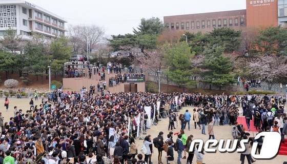 (서울=뉴스1) 손형주 기자 = 16일 오후 서울 명륜동 성균관대 금잔디 광장에서 열린 소셜네트워크 10만원대 꾸러미 열공선물 지원 행사에서 학생들이 중간고사 응원 선물을 받기위해 …