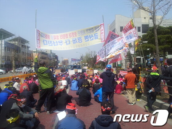본문 이미지 - 전북 김제시 금산면 주민 300여명이 16일 정읍시청 광장에서 '서남권 광역 화장장 건립'을 반대하는 집회를 가졌다.ⓒ News1