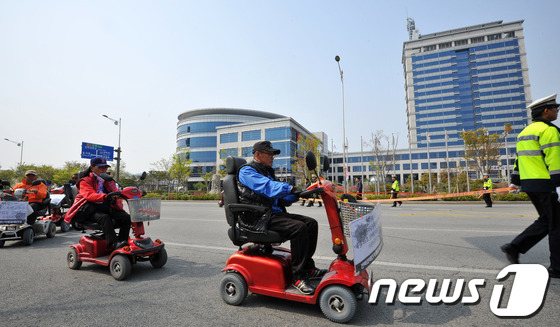 (전주=뉴스1) 김대웅 기자 = 전북장애인차별철폐연대는 18일 전북도청 광장에서 '2013 전북장애인차별철폐 정책요구안 전달 및 투쟁선포식'을 열고 저상버스 및 특별교통수단 실태조 …