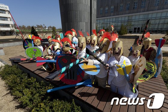 본문 이미지 - 놀면서 배우는 제주국제학교 아이들. 지난 학기 3학년은 로마 문화, 4학년은 그리스 문화를 주제로 수업했습니다. 학기 마지막 날, 그리스군은 흰 옷, 로마군은 붉은 옷을 입고, 그리스-로마 전쟁에 나섰네요. 역사적 사실의 의거, 로마군이 승리했습니다. /사진제공=제주국제학교 © News1  