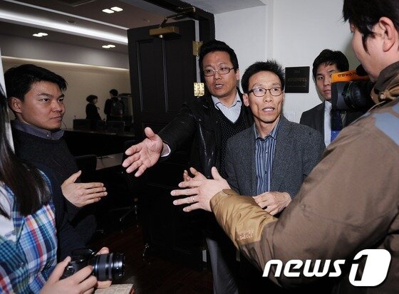 본문 이미지 - 연세대학교 관계자들이 2일 언더우드관 교무위원회의실에서 열린 학부모와 학교측의 만남자리를 취재하려는 기자들의 출입을 막고 있다. /뉴스1 © News1 박철중 기자