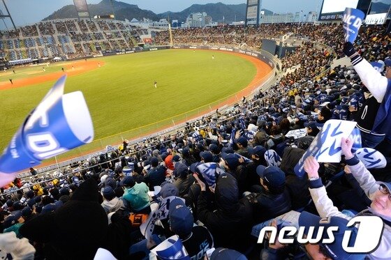 본문 이미지 - 2일 오후 경남 창원 마산야구장에서 열린 '2013 한국야쿠르트 세븐 프로야구' NC 다이노스-롯데 자이언츠의 개막전에서 NC다이노스 응원단이 열띤 응원을 펼치고 있다. © News1 전혜원 기자