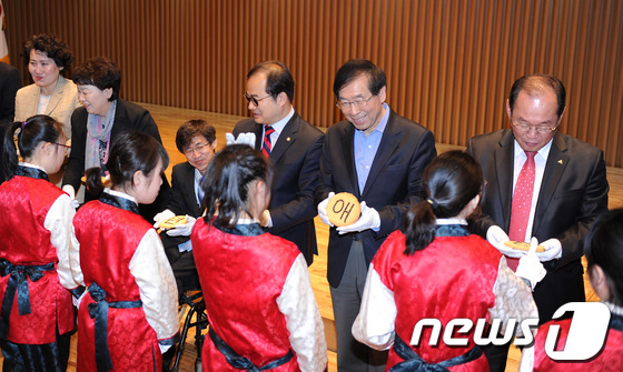 (서울=뉴스1) 이동원 기자 = 서울시가 제33회 ‘장애인의 날’을 맞아 장애인과 비장애인이 함께 즐길 수 있는 ‘희망서울 누리축제’를 20일 오전 서울시청 강당에서 개최, 박원순 …