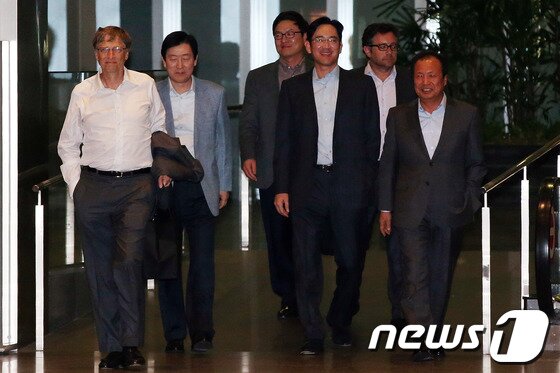 본문 이미지 - 마이크로소프트사의 창업자이자 빌앤드멀린다게이츠재단 이사장인 빌 게이츠와 이재용 삼성 부회장을 비롯한 삼성 경영진이 21일 오후 서울 서초동 삼성전자 사옥에서 회동을 마친 뒤 함께 밖으로 나오고 있다. 빌 게이츠는 이재용 삼성전자 부회장 등 삼성 주요 경영진과 IT 업계 현안과 양사의 협력 방안에 대해 논의할 것으로 전해졌다. 2013.4.21 머니투데이/뉴스1