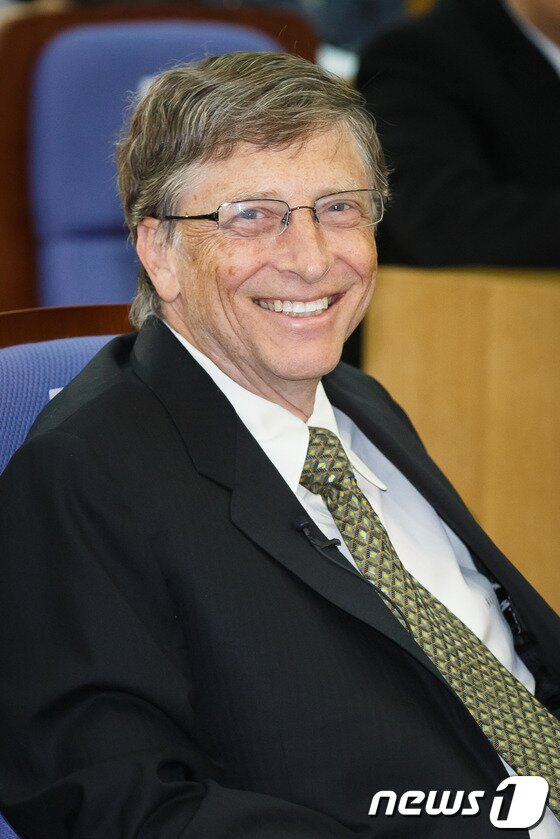 본문 이미지 - 22일 오전 서울 여의도 국회 의원회관을 방문한 마이크로소프트사의 창업자이자 빌앤드멀린다게이츠재단 이사장인 빌 게이츠2013.4.22/뉴스1 © News1 유승관 기자