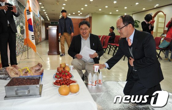 본문 이미지 - 광주 서구 5.18기념재단에서 열린 5.18민중항쟁기념행사위원회 사무소 개소식과 5.18시민사랑방 개소식에서 오재일 5.18민중항쟁기념행사위원회 상임위원장이 고사를 지내고 있다. 2013.4.22/뉴스1 © News1 정회성 