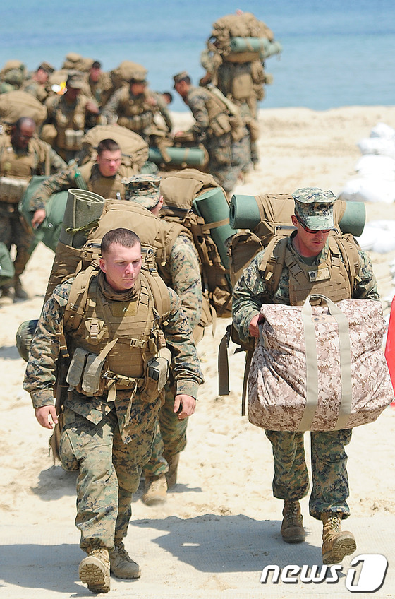(대구=뉴스1) 김영진 기자 = 22일 경북 포항 해병대 1사단 상륙기습 훈련장에서 독수리연습(FE)의 일환으로 열린 한·미 연합 상륙훈련에 참가한 미군들이 물자를 나르고 있다. …