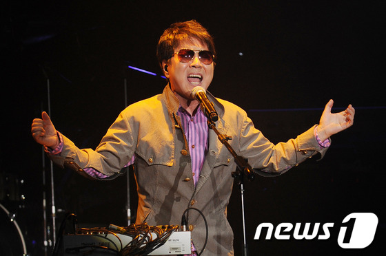 (서울=뉴스1) = 10년 만에 돌아온 '가왕' 조용필이 23일 오후 서울 송파구 방이동 올림픽홀에서 열린 19집 ‘프리미어 쇼케이스-헬로(Hello)’에서 열창하고 있다. 이날 …