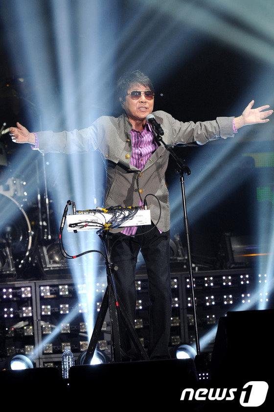 (서울=뉴스1) = 10년 만에 돌아온 '가왕' 조용필이 23일 오후 서울 송파구 방이동 올림픽홀에서 열린 19집 ‘프리미어 쇼케이스-헬로(Hello)’에서 열창하고 있다. 이날 …