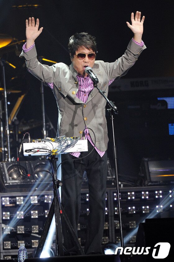 본문 이미지 - 10년 만에 돌아온 '가왕' 조용필이 23일 오후 서울 송파구 방이동 올림픽홀에서 열린 19집 ‘프리미어 쇼케이스-헬로(Hello)’에서 열창하고 있다. 이날 발매된 조용필의 10년만의 신보, 19번째 앨범 ‘헬로(hello)’의 타이틀곡 ‘헬로’는 록 사운드를 기반으로 감각적이고 청량한 사운드와 함께 중독성 넘치는 멜로디가 중심이 되는 트랙이다. 또한 선공개된 트랙 ‘바운스(Bounce)’와 ‘걷고싶다’, ‘충전이 필요해’, ‘서툰 바램’, ‘말해볼까’, ‘널 만나면’, ‘어느 날 귀로에서’, ‘설레임’, ‘그리운 것은’ 등을 포함해서 총 10곡이 담겼다. 2013.4.23 머니투 데이/뉴스1 © News1 (서울=뉴스1)