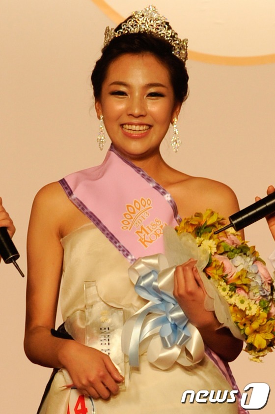 (부산=뉴스1) 전혜원 기자 = '2013 미스코리아 부산 선발대회'가 열린 23일 오후 부산 해운대그랜드호텔 2층 그랜드볼룸에서 영예의 진에 선발된 최혜린(부산대 미술학과 1학년 …