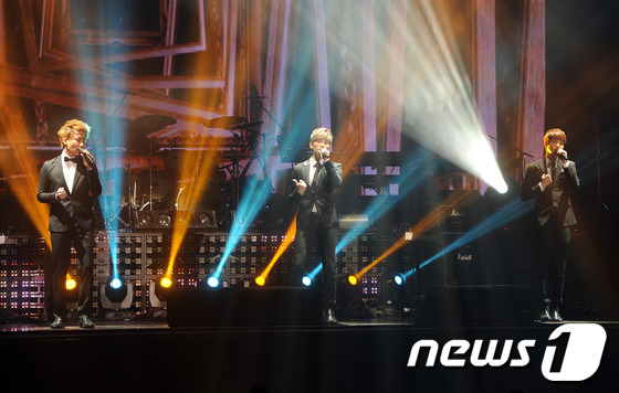 (서울=뉴스1) = 가수 국카스텐 하현우가 23일 오후 서울 송파구 방이동 올림픽홀에서 열린 조용필 19집 ‘프리미어 쇼케이스-헬로(Hello)’에서 헌정공연을 선보이고 있다. 2 …