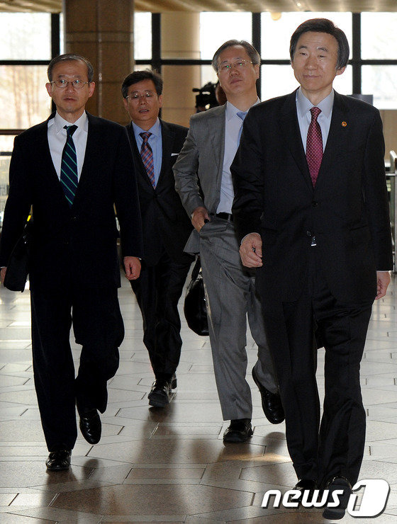 (서울=뉴스1) 박정호 기자 = 윤병세 외교부 장관이 24일 오전 최근 한반도 긴장 상황과 관련한 의견 교환과 향후 대응방안 등의 논의를 위한 중국 방문을 위해 서울 김포국제공항 …