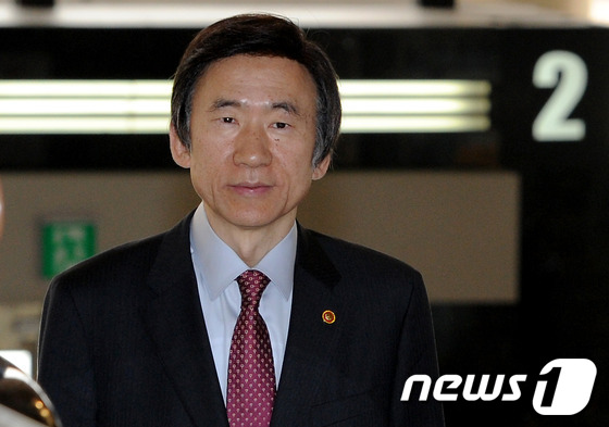 (서울=뉴스1) 박정호 기자 = 윤병세 외교부 장관이 24일 오전 최근 한반도 긴장 상황과 관련한 의견 교환과 향후 대응방안 등의 논의를 위한 중국 방문을 위해 서울 김포국제공항 …
