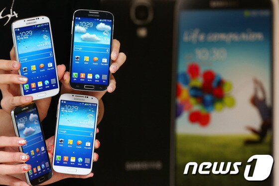 본문 이미지 - 삼성전자 모델들이 25일 오전 서울 강남구 삼성전자 서초사옥 다목적홀에서 갤럭시S4 출시에 앞서 제품을 선보이고 있다. 2013.4.25 머니투데이/뉴스1 © News1   