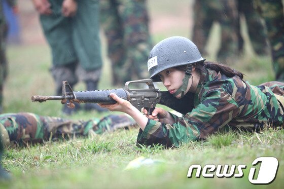 본문 이미지 - 육군 35사단에서 진행되는 병영체험에 참가한 한 여성이 사격 조준자세를 취하고 있다. 전주비전대학교 군사기술학부 1학년 85명과 원광보건대학 정보·의무부사관과 1학년 135명 등 220명을 대상으로 하는 이번 병영체험 26일까지 2박3일 일정으로 진행된다. /사진제공=35사단© News1   박효익 기자