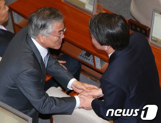 본문 이미지 - 문재인 민주통합당 의원과 안철수 무소속 의원이 26일 서울 여의도 국회에서 열린 본회의에서 악수를 하고 있다. 2013.4.26/뉴스1 © News1 송원영 기자