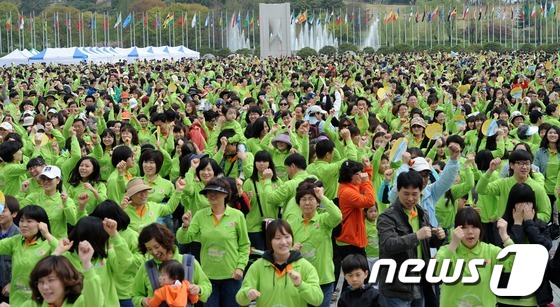 (서울=뉴스1) 손형주 기자 = 28일 오전 서울 방이동 올림픽공원에서 열린 국제위러브유운동본부 세계기후난민돕기 '새생명 사랑 가족걷기대회'에서 참가자들이 걷기대회 전 준비운동을 …