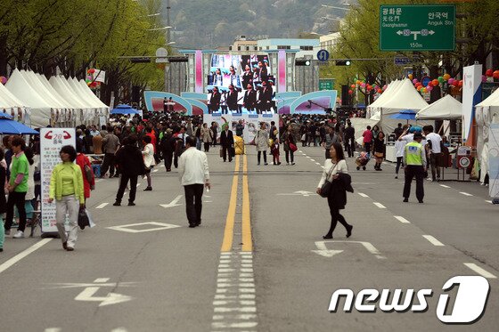 본문 이미지 - 28일 오후 서울 종로구 우정국로에서 행복바라미 모금캠페인 알림식 행사가 열려 우정국로가 이날 0시부터 밤 9시까지 21시간 동안 통제됐다. © News1 이광호 기자