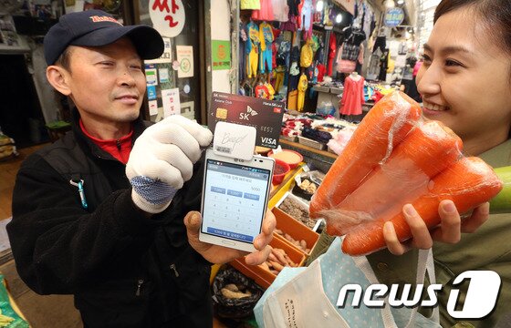 본문 이미지 - ICT(정보통신기술)를 활용해 재래시장의 상품판매와 유통 방식을 개선한 중곡시장 /뉴스1 © News1   