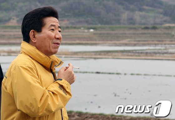 (서울=뉴스1) 김보영  = 노무현 재단은 오는 5월 23일 노무현 대통령 서거 4주기를 맞아 서울과 경남 김해시 봉하마을을 비롯한 전국에서 5월 한달 간 추도식, 문화공연, 전시 …