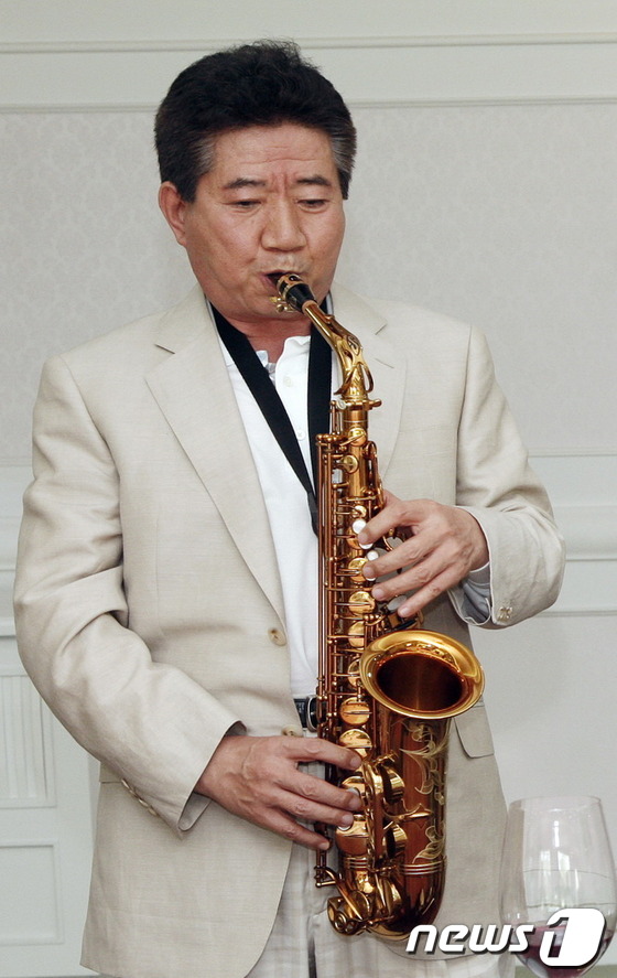 (서울=뉴스1) 김보영  = 노무현 재단은 오는 5월 23일 노무현 대통령 서거 4주기를 맞아 서울과 경남 김해시 봉하마을을 비롯한 전국에서 5월 한달 간 추도식, 문화공연, 전시 …