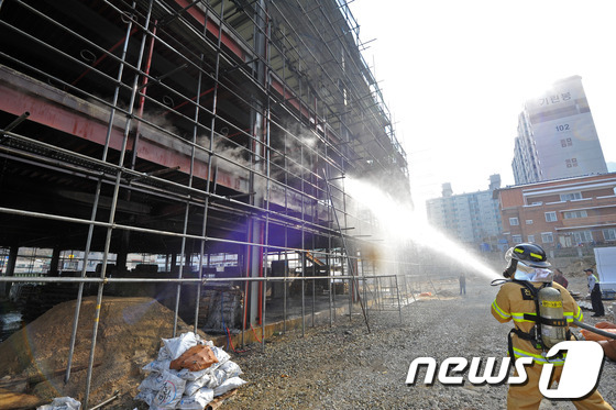 (전주=뉴스1) 김대웅 기자 = 4일 오전 8시 30분경 전북 전주시 중노송동 기린봉 아파트 앞 교회 신축공사장에서 화재가 발생해 소방대원들이 화재 진압을 하고 있다. 경찰은 인부 …