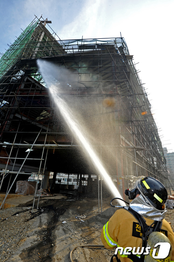 (전주=뉴스1) 김대웅 기자 = 4일 오전 8시 30분경 전북 전주시 중노송동 기린봉 아파트 앞 교회 신축공사장에서 화재가 발생해 소방대원들이 화재 진압을 하고 있다. 경찰은 인부 …