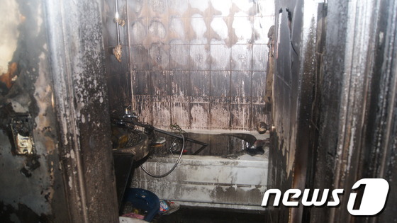 (목포=뉴스1) 김호 기자 = 6일 밤 11시21분께 전남 목포 옥암동 한 아파트 11층 김모(38)씨의 집에서 불이 나 부인 조모(35)씨, 딸(5), 아들(2) 등 일가족 3명 …