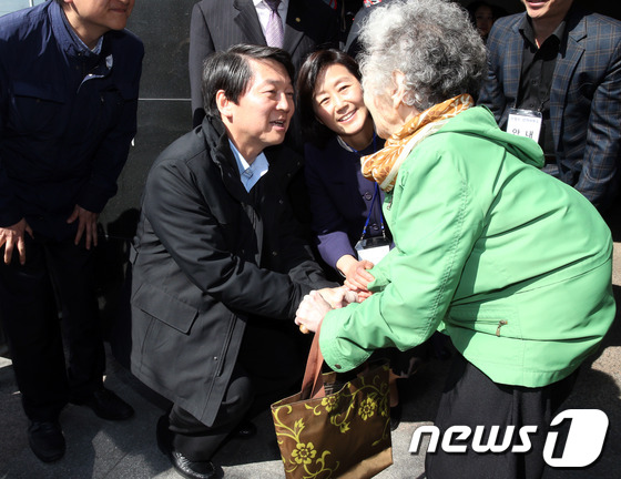 (서울=뉴스1) 허경 기자 = 4·24 재보궐선거 서울 노원병에 출마한 무소속 안철수 후보와 부인 김미경 교수가 7일 오후 서울 노원구 상계동 미도빌딩에서 열린 '선거사무소 개소식 …