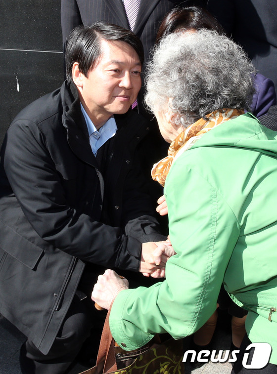 (서울=뉴스1) 허경 기자 = 4·24 재보궐선거 서울 노원병에 출마한 무소속 안철수 후보가 7일 오후 서울 노원구 상계동 미도빌딩에서 열린 '선거사무소 개소식'에 참석하는 주민들 …
